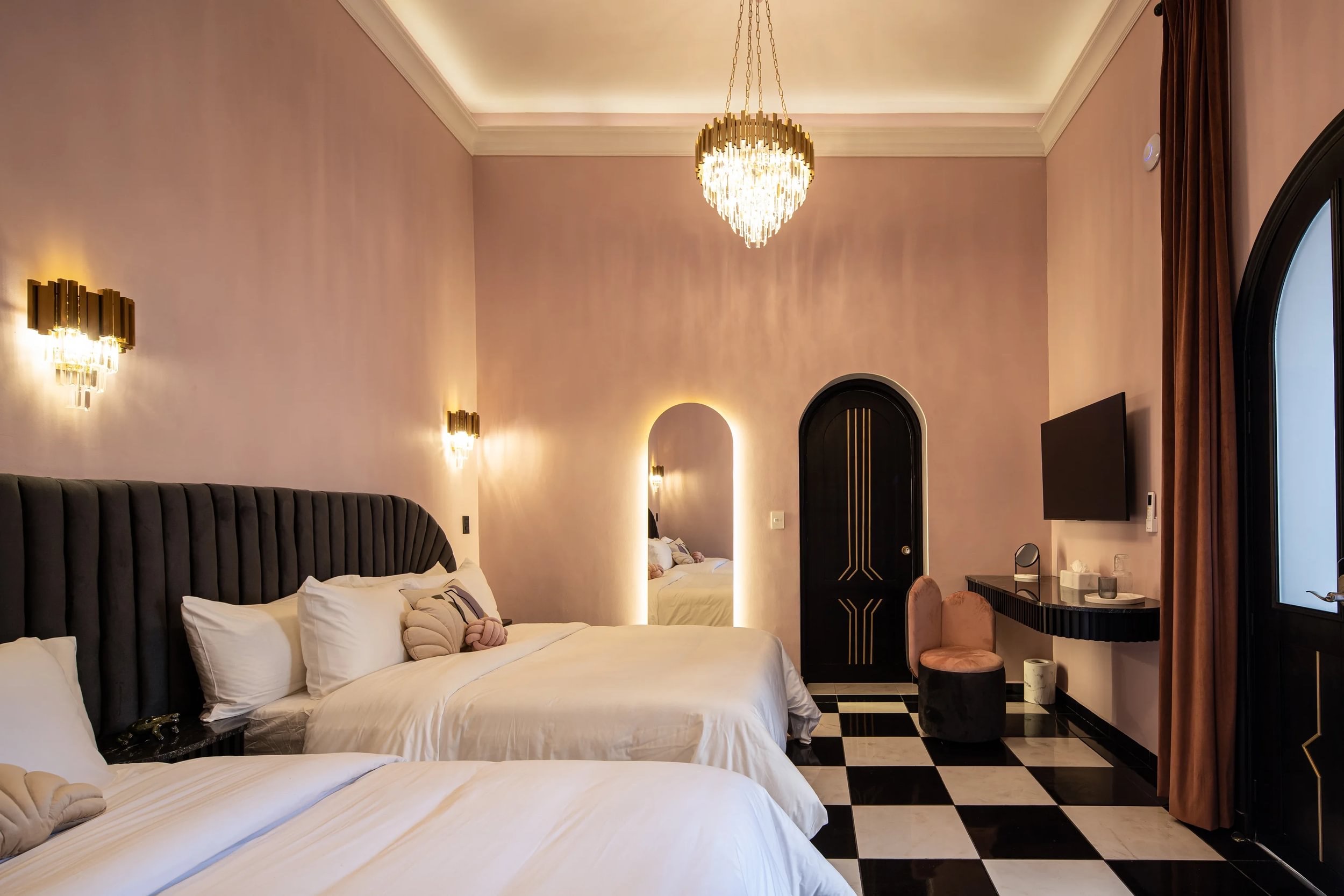 Hotel De Mi Independencia suite with checkered floor